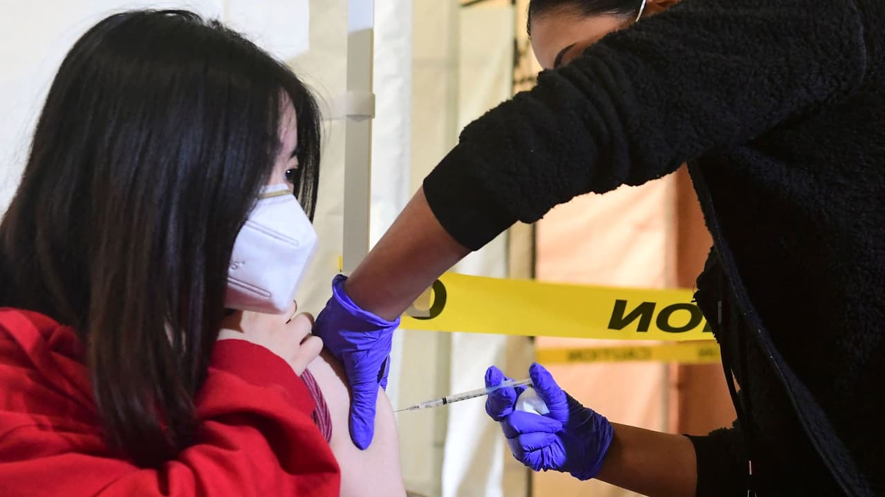 ¿No te has vacunado contra el covid-19? Puedes hacerlo en varios sitios del condado de Los Ángeles sin cita