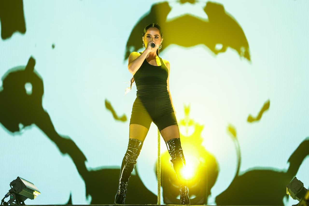 Con toda la energía y carisma que la caracterizan, la cantante Becky G se sumó al día de ensayos.