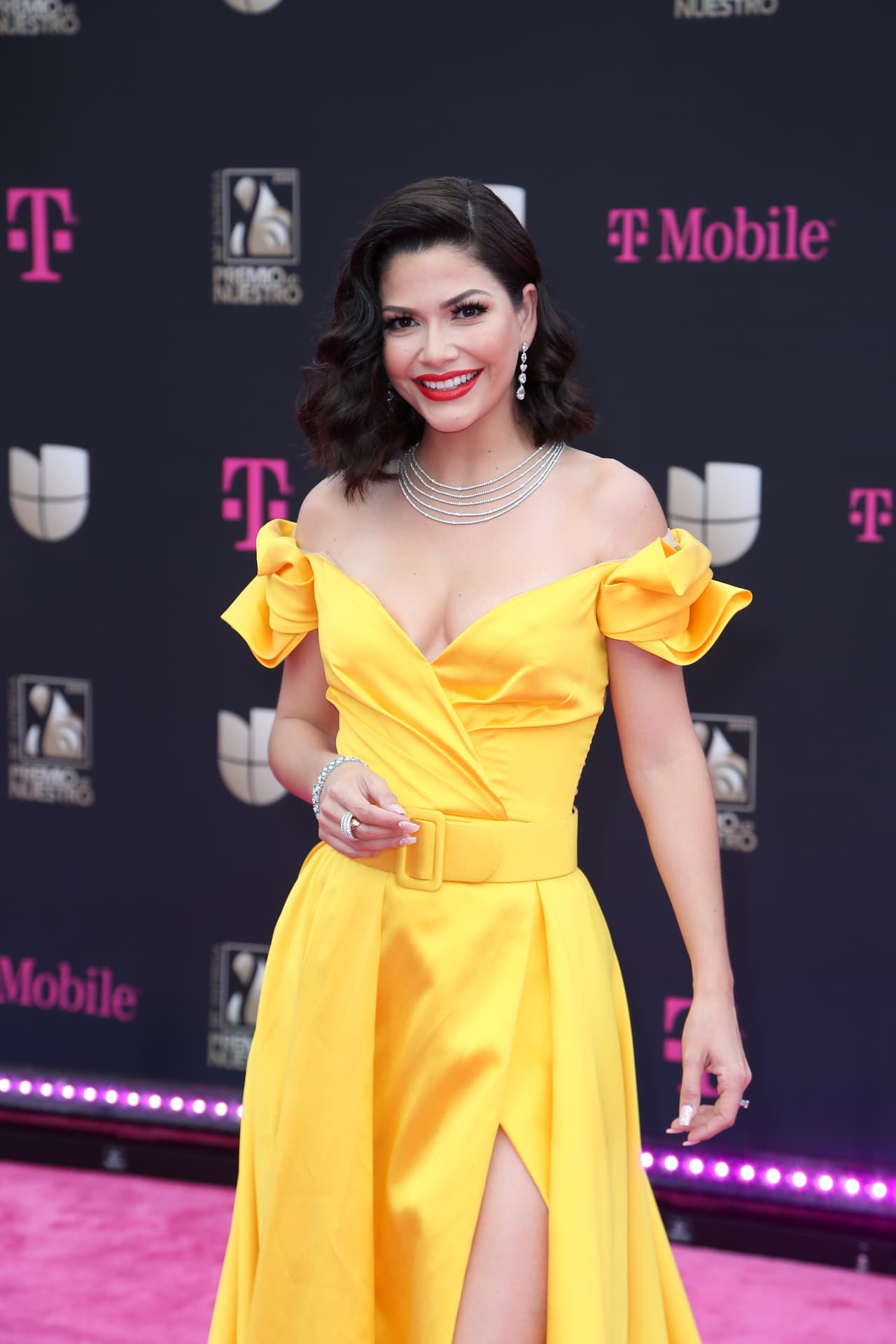 Ana Patricia Gámez, presentadora de Enamorándonos, deslumbró a su paso por la alfombra magenta. La ganadora de Nuestra Belleza Latina 2010 lució este vestido a cargo de Yousef Aljasmi y lo complementó con joyas de Loree Rodkin.