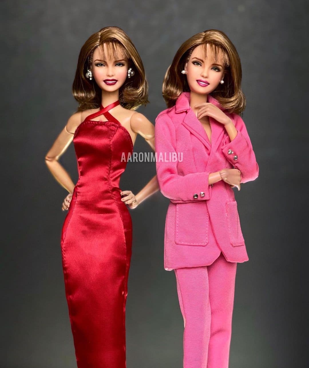 Aunque en su Instagram Malibú sólo comparte la imagen del resultado final, en su cuenta de YouTube muestra todo el proceso que conlleva realizar cada uno de sus personajes. 
<br>
<br>En esta imagen puedes ver a Paola Bracho y Paulina Martínez, a quien les dio vida 
<a href="https://www.univision.com/famosos/juan-pablo-gamboa-willy-la-usurpadora-fotos-actuales">Gabriela Spanic en La Usurpadora</a>.