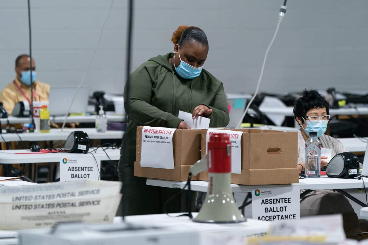 Auditoría en más de 15,000 boletas en ausencia en Georgia no encuentra evidencia de fraude