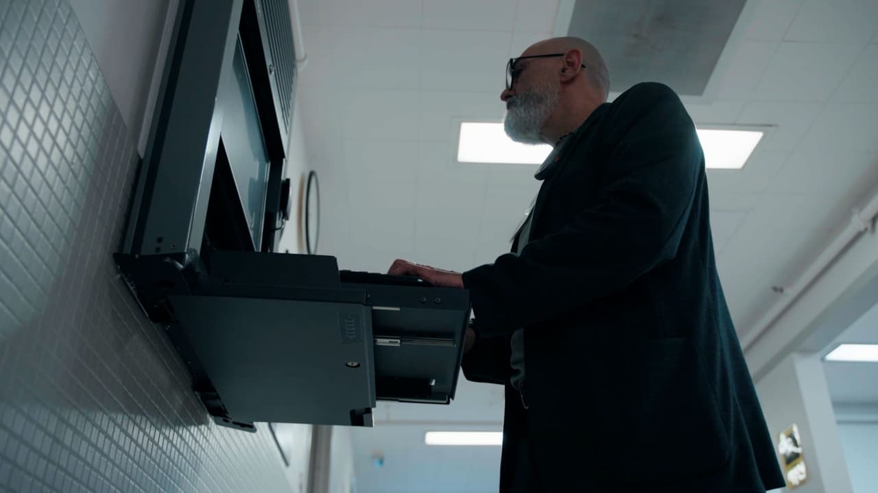 Ernesto Díaz revisa la lista de pacientes que requieren el apoyo de un intérprete.