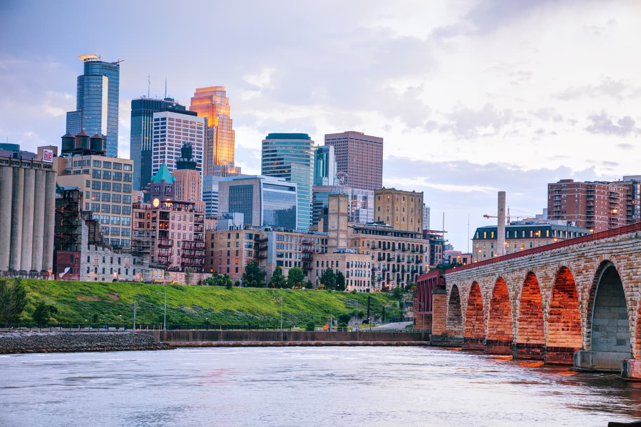 <b>En Minneapolis, Minnesota</b>
<br>
<br>🔘 El ingreso medio en esta ciudad es de $66,068 al año.
<br>🔘 El ingreso que se recomienda tener para poseer una casa es de $81,012,18
<br>🔘 El ingreso que se recomienda tener si vas a alquilar una vivienda es de $67,236.18