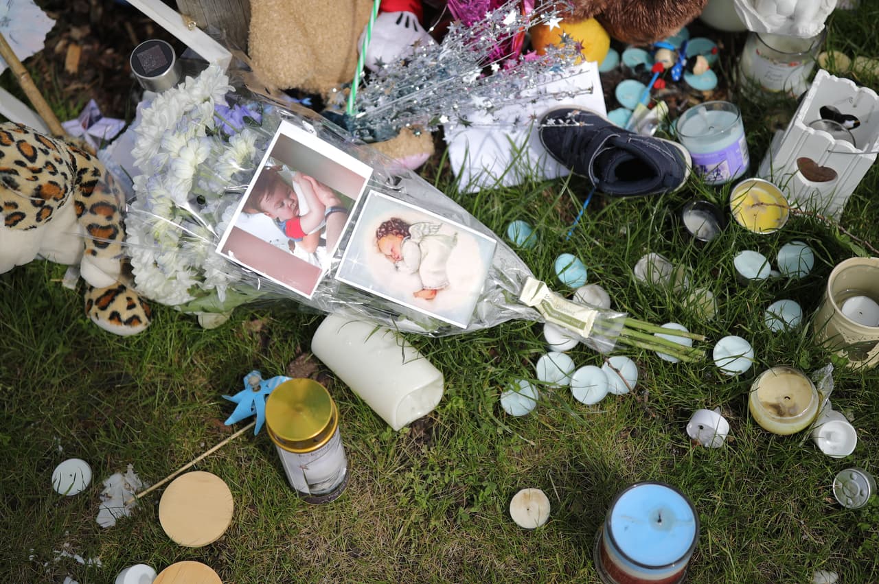 La gente llevaba presentes en honor al bebé luego de que el Tribunal Supremo del Reino Unido dio luz verde la semana pasada al hospital Alder Hey de Liverpool (Inglaterra) para desintubar al bebé.