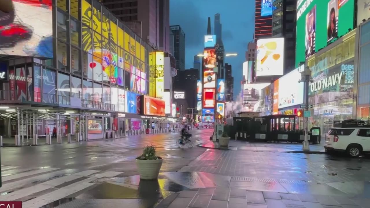 Bebé de seis meses es abandonada en su cochecito en Times Square