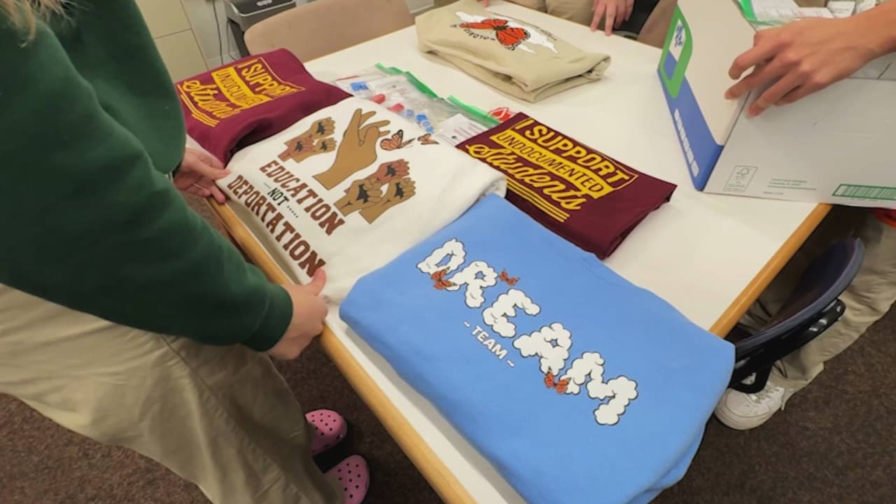 Estudiantes venden sudaderas para ayudar económicamente a compañeros afectados por redadas de ICE