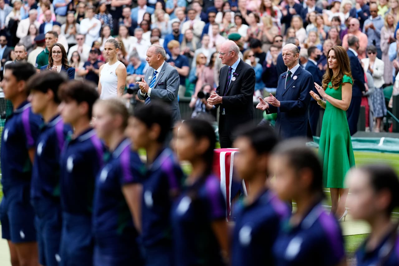Este sábado 10 de julio, la duquesa de Cambridge asistió a la
<b> final femenil de la copa Wimbledon</b>, uno de sus eventos deportivos favoritos.
<br>