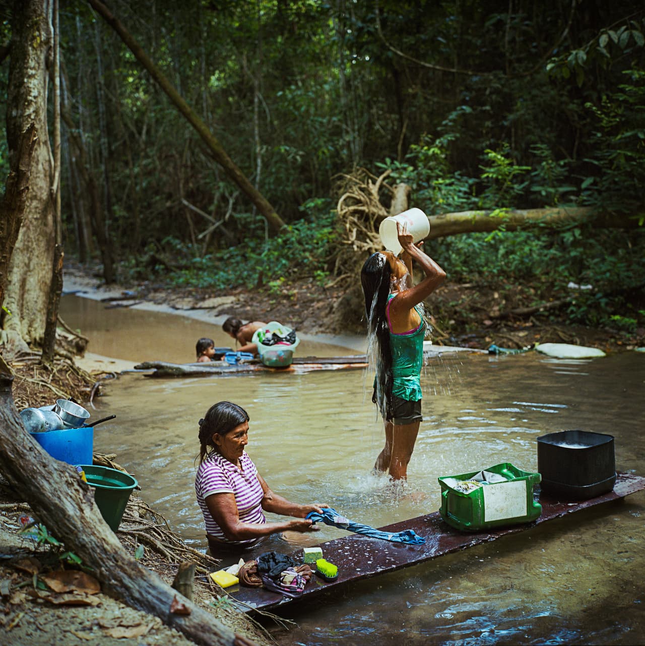 Un grupo de mujeres Munduruku se baña y lava ropa en un arroyo en la aldea de Sawre Muybu. La comunidad lucha contra los planes del gobierno de construir la represa de Belo Monte. Pero Brasil planea la construcción de decenas de represas más en el Amazonas.