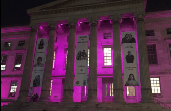 De violeta se vistió el Brooklyn Borough Hall, en memoria de Prince.