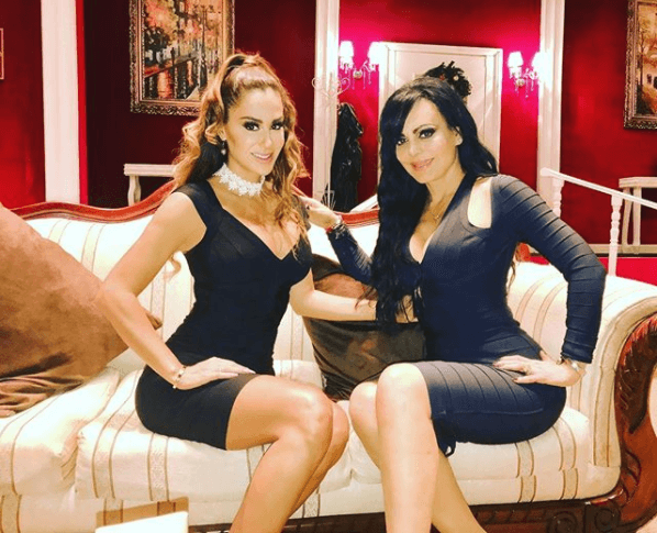 La nominada a Latin GRAMMY 2017 en la categoría Mejor Álbum de Música de Banda por 'Besos callejeros' lució así junto a Ninel Conde, una de las actrices con las que comparte créditos en la puesta en escena 'Las arpias'.