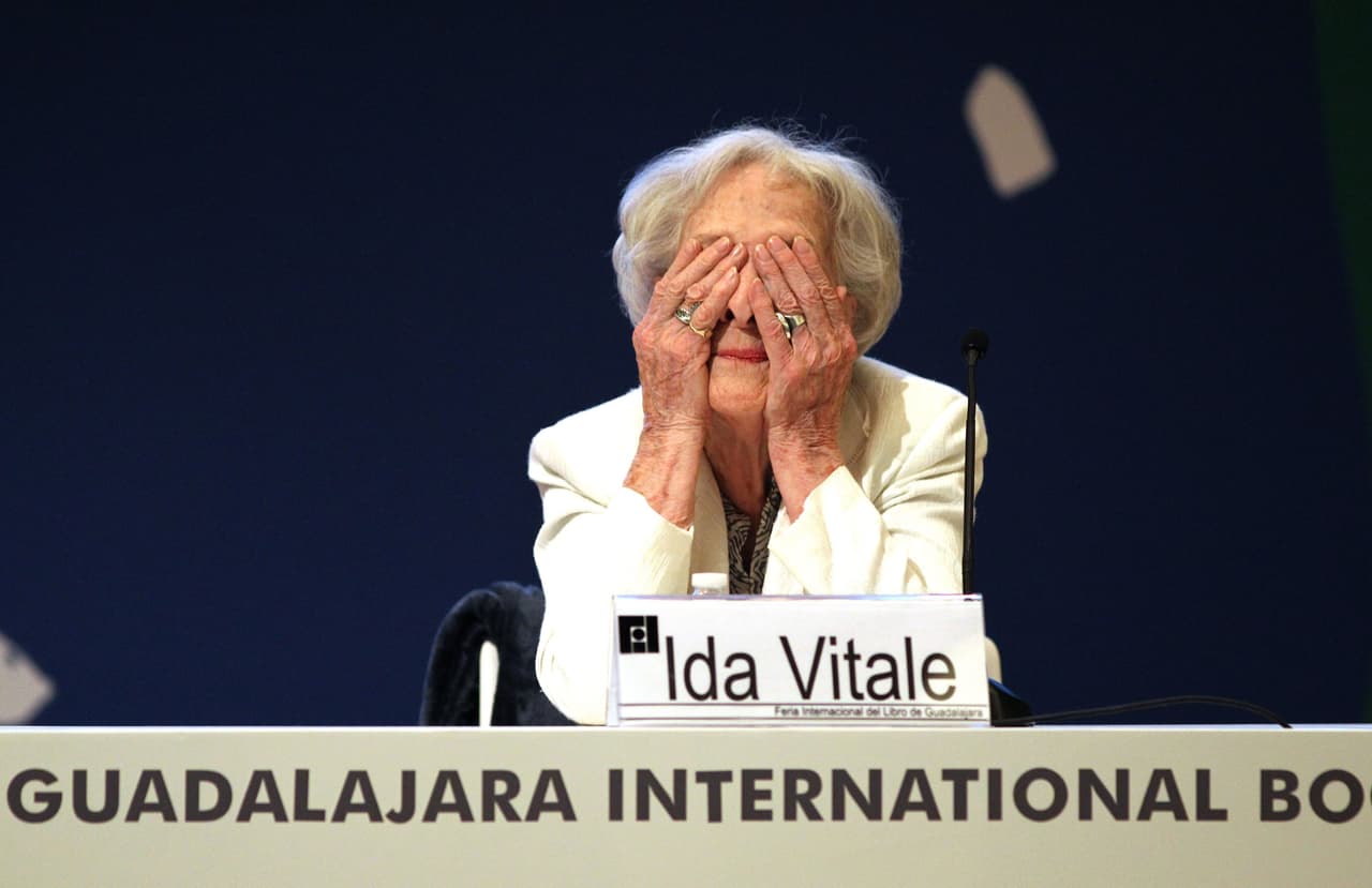 Ida Vitale momentos antes de una conferencia en la Feria Internacional del Libro de Guadalajara el 27 de noviembre de 2018.