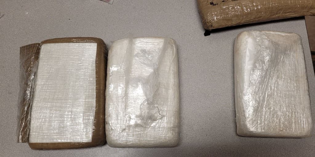 Una camioneta fue detenida por agentes de la estación Ajo en Gila Bend. El conductor, un ciudadano estadounidense otorgó su consentimiento para la búsqueda del vehículo y se incautaron siete libras de fentanilo.