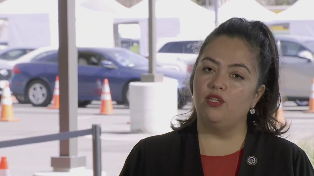 “Estamos aquí para ayudarlos”: abren centro de vacunación masivo para comunidades latinas en Los Ángeles
