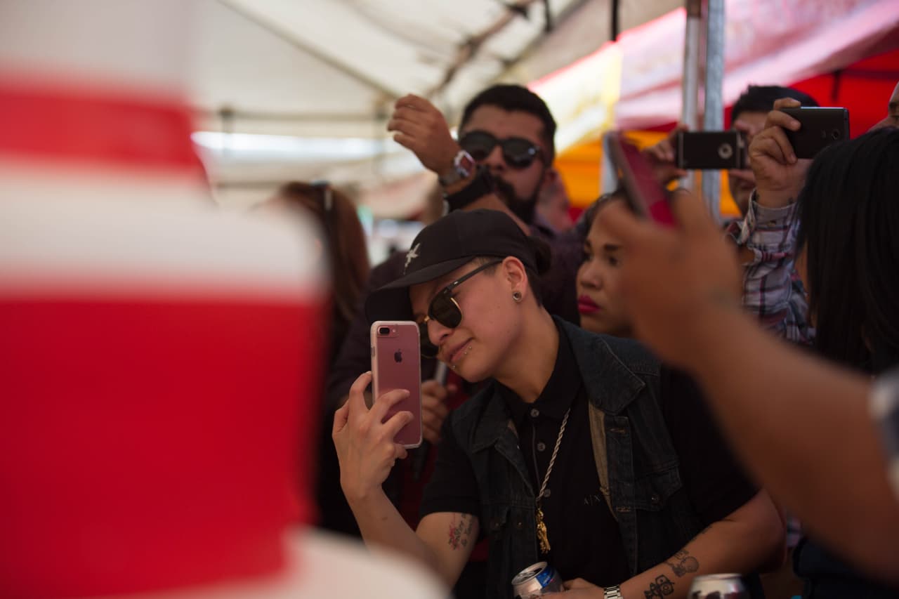 Asistentes a la fiesta tomaron fotos a los coloridos pasteles e inmortalizaron el momento haciéndose fotos a sí mismos con las distintas etapas de la fiesta de fondo.