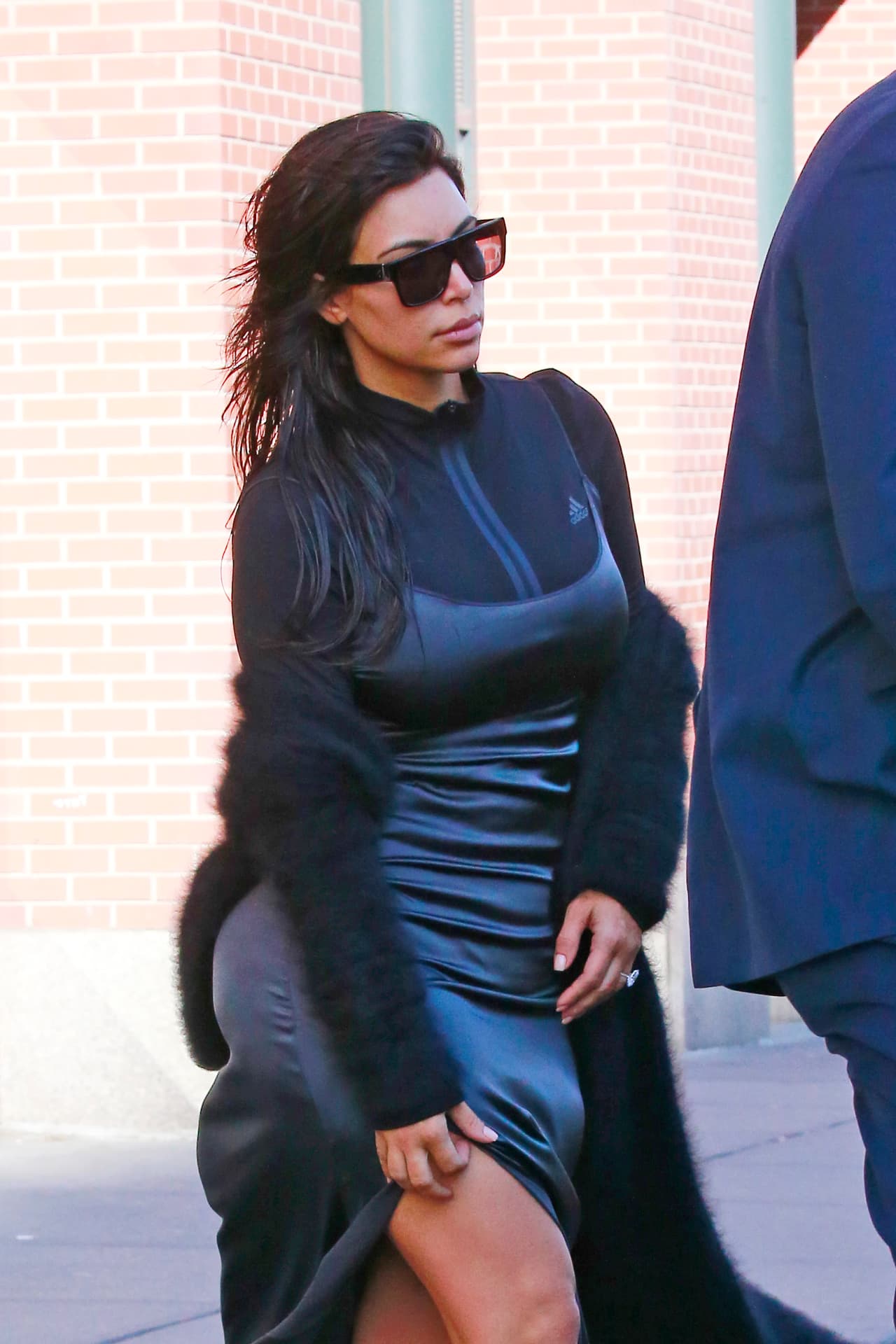 ¿Qué ocultará bajo su pesado abrigo?