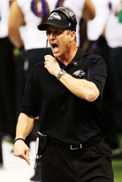 La gran fiesta deportiva del año en Estados Unidos, el Super Bowl de la Liga Nacional de Fútbol Americano (NFL), en su cuadragésima séptima edición, ya forma parte de la historia con los Ravens de Baltimore como nuevos campeones al vencer por 34-31 a los 49ers de San Francisco. Los pronósticos se cumplieron, los Ravens llegaron al Mercedes-Benz Super Dome de Nueva Orleans con el mejor mariscal de campo del momento, Joe Flacco, y la mejor defensa de la NFL, ambos factores se hicieron presentes en los momentos decisivos que hicieron posible el triunfo y el conseguir el segundo trofeo Vince Lombardi en la historia de la franquicia de Baltimore. Flacco, de 28 años, fue el líder perfecto en la primera parte al conseguir tres pases de anotación, que lo dejaron como el sexto mariscal que lo consigue en la historia del Super Bowl y una ventaja parcial de 21-6 al descanso que sería decisiva. El safety Ed Reed, nativo de New Orleans, empataría la mejor marca de la fase final de la NFL con nueve robos aéreos, mientras que Kaepernick quedaría con la mancha de la interceptación que sufrió. Antes que se diese el ya histórico apagón, el primero en un Super Bowl, el receptor abierto Jacoby Jones también quiso entrar en los libros de las marcas al conseguir nada más comenzar el tercer periodo al regresar 108 yardas de "touchdown" una devolución de balón, la mejor de todos los tiempos. Kaepernick y los 49ers vivieron los momentos estelares del partido al conseguir 23 puntos en menos de 13 minutos, 17 fueron consecutivos. Lewis, no brilló como en el primer Super Bowl del 2001 cuando ganó el premio de Jugador Más Valioso (MVP), que esta vez le fue con todos los honores a Flacco, al completar 22 de 33 pases para 287 yardas, sin interceptaciones, pero hizo seis derribos y cuatro fueron "placajes" solitarios. Suficientes para que los Ravens lograsen el segundo trofeo Vince Lombardi en su historia y Lewis pudiese cerrar con broche de oro su legado de 17 temporadas brillantes dentro de la competición de la NFL. Mientras que la revelación de la temporada Kaepernick confirmó que es un mariscal muy especial, lleno de energía, que corre como nadie, que tiene un dinamismo único, pero que todavía no pudo emular a los legendarios Montana y Young, que lo precedieron al frente de los 49ers en los cinco Super Bowls que disputaron y que consiguieron ganar. Los jugadores de los 49er, encabezados por el corredor Frank Gore insistieron que su equipo fue mejor como conjunto que los Ravens se aprovecharon de acciones aisladas. Pero el marcador final estableció que los ganadores fueron los Ravens, por eso dos hermanos, John y Jim Harbaugh, los primeros en la historia de la NFL que dirigieron a los equipos que disputaron un título de Super Bowl, al concluir el partido fueron al encuentro y se dieron un gran abrazo.