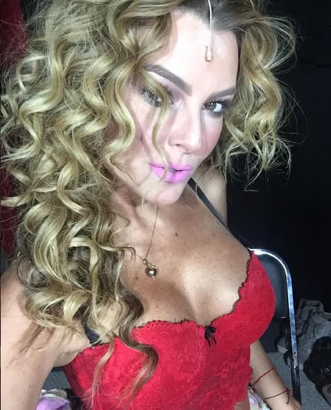 "De hecho me operé los senos hace 20 o 21 años y estoy en constante chequeo, cada año te hacen ecos y te revisan y todo".