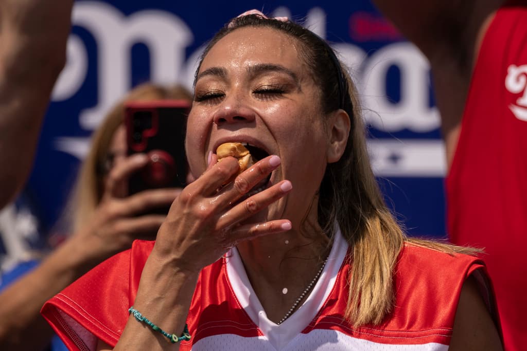 En la competición femenina, la campeona defensora Miki Sudo devoró 39 hot dogs y medio para llevarse su noveno Cinturón de Mostaza.
