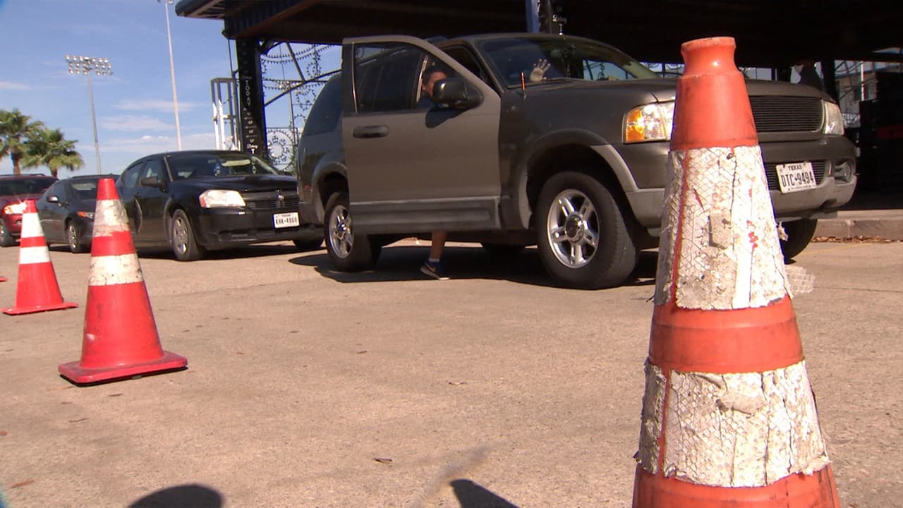 Para colaborar con esta noble labor, usted puede donar productos enlatados y sopa, atún, crema de cacahuate (peanut butter), y otros.