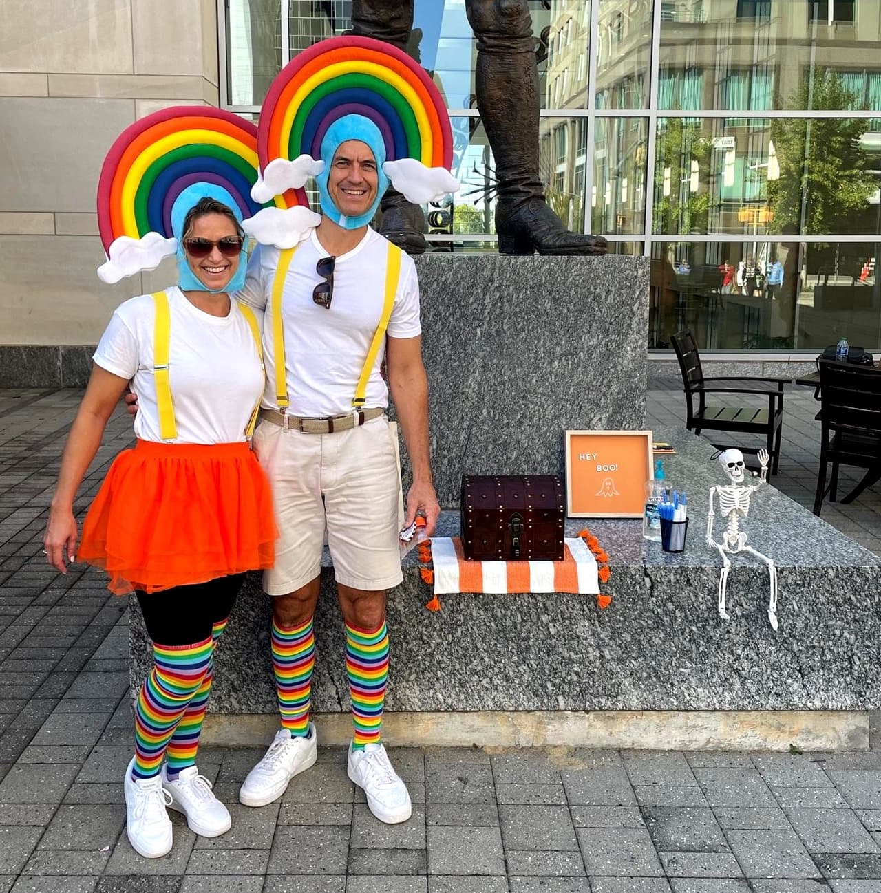 <b><a href="https://triangletreasurehunt.com/ " target="_blank">Downtown Raleigh Halloween Treasure Hunt (30 y 31 de octubre)</a>: </b>Los cazadores de tesoros se reunirán en la estatua de Sir Walter Raleigh en el Centro de Convenciones de Raleigh (500 S. Salisbury St., Raleigh, NC 27601) y luego partirán con su mapa del tesoro en una búsqueda del tesoro en equipo a pie donde usarán sus mentes y pies para seguir pistas, resolver acertijos y descifrar códigos para encontrar y desbloquear el cofre del tesoro para un gran premio.