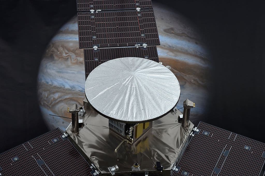 Y otra noticia relacionada con Júpiter: este 8 de junio 
<b>la sonda espacial Juno de la NASA realizará un sobrevuelo cercano a baja altitud</b> sobre este planeta y un día antes lo hará sobre una de sus lunas, Ganímedes, helada y del tamaño de un planeta.