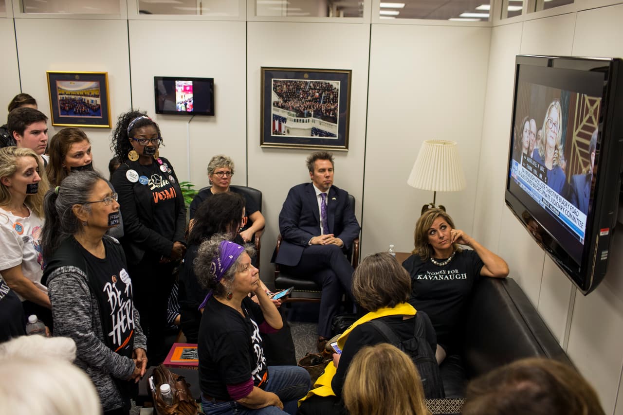 En última instancia el Senado tendrá la potestad de confirmar o rechazar la nominación de Kavanaugh una vez escuchados los argumentos de la acusadora y el acusado. En la imagen, manifestantes y partidarios del nominado vieron el testimonio de Christine Blasey Ford de la oficina del senador Chuck Grassley, en Washington DC.