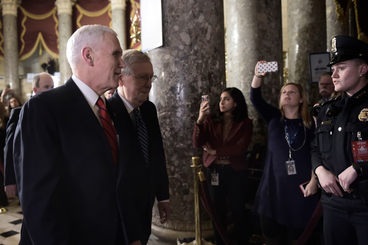 El vicepresidente de EEUU, Mike Pence, llega a la sala acompañado del líder de la mayoría en el senado, Mitch McConnell.