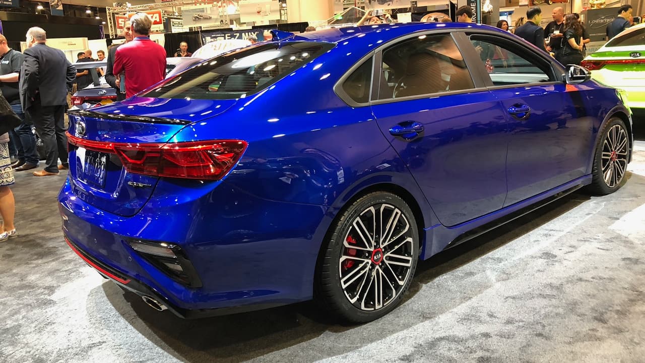 Las mejoras del Forte GT van más allá del motor. El modelo gana una suspensión trasera totalmente independiente, barras estabilizadoras más gruesas, frenos más poderosos y escape dual. Las ruedas de aleación de 18 pulgadas que se ven en la imagen son exclusivas del modelo, que puede ser ordenado con una transmisión automática de embrague doble con siete velocidades, o con una transmisión manual de seis velocidades. Kia quiere que pienses en el Forte GT como un 
<b>mini Stinger</b>, habrá que probarlo para ver si lo merece.