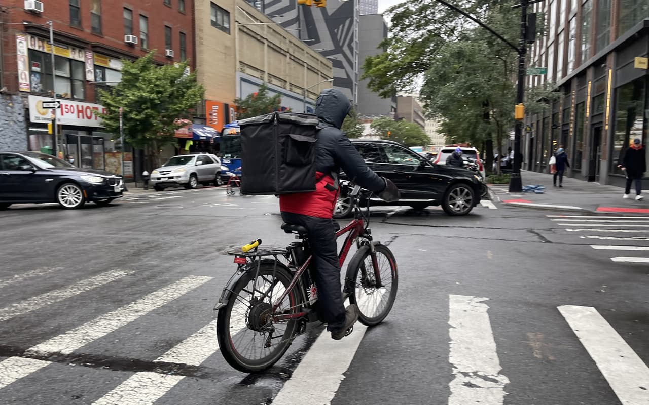 Crean programa para generar centros de resguardo para deliveristas