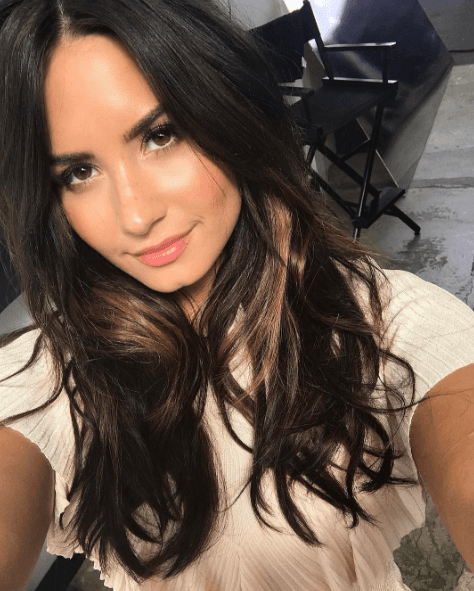"Vivía rápido e iba a morir joven, no creí que iba a llegar a los 21", fueron las declaraciones de Demi Lovato cuando confesó los problemas de adicciones por los que atravesó. La actriz y cantante declaró que sufrió de alcoholismo, drogadicción, trastorno bipolar y de alimentación. Después de pasar un tiempo en rehabilitación, Lovato salió adelante y ya lleva 5 años sobria.