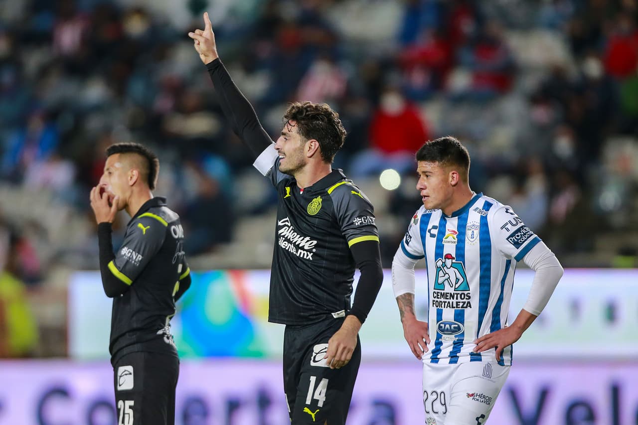 El Pachuca consiguió su segunda victoria del torneo tras vencer por 2-1 a las Chivas. Los Tuzos aprovecharon un grave error del 'Tiba' Sepúlveda y Raúl Gudiño para marcar el segundo tanto después de que Víctor Guzman hiciera el primero. Los rojiblancos reaccionaron con un gol de Ángel Zaldívar por la vía del penal, pero no fue suficiente.