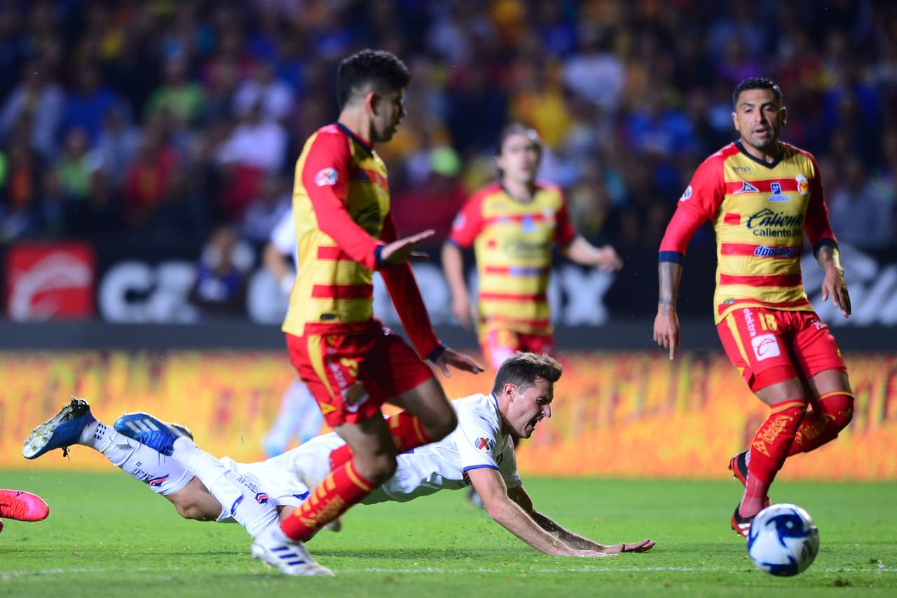 Sebastián Vegas comete falta sobre Santiago Giménez, ve la segunda amarilla y se despide del partido.