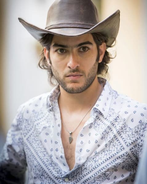 Cuando aún estudiaba tuvo la oportunidad de hacer su debut en teatro con la puesta en escena 'Todo sobre mi madre', en 2010. Aunque el cine también formó parte de sus inicios actorales, 'Malaventura' y 'Amor a primera vista' fueron dos de sus primeras cintas.