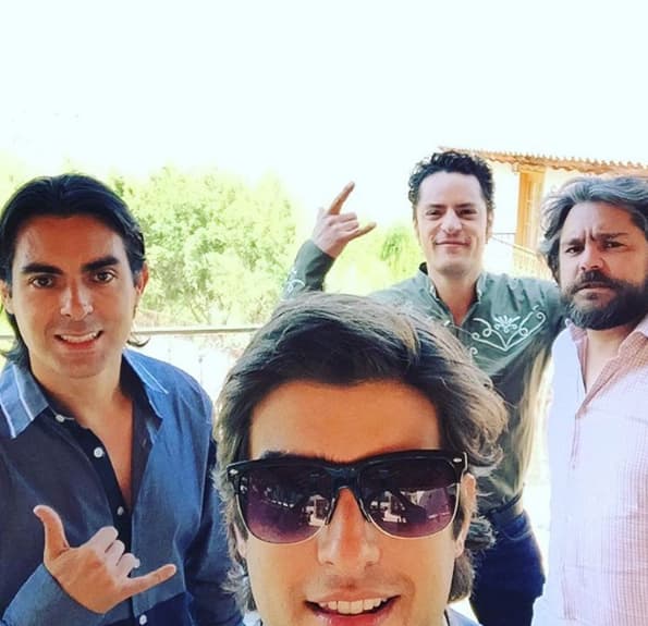 Y compartió créditos con
<b> José Manuel Figueroa, Ernesto D'Alessio</b> y
<b>Diego de Erice</b>. Se ve que detrás de cámaras todos se llevaron de maravilla.