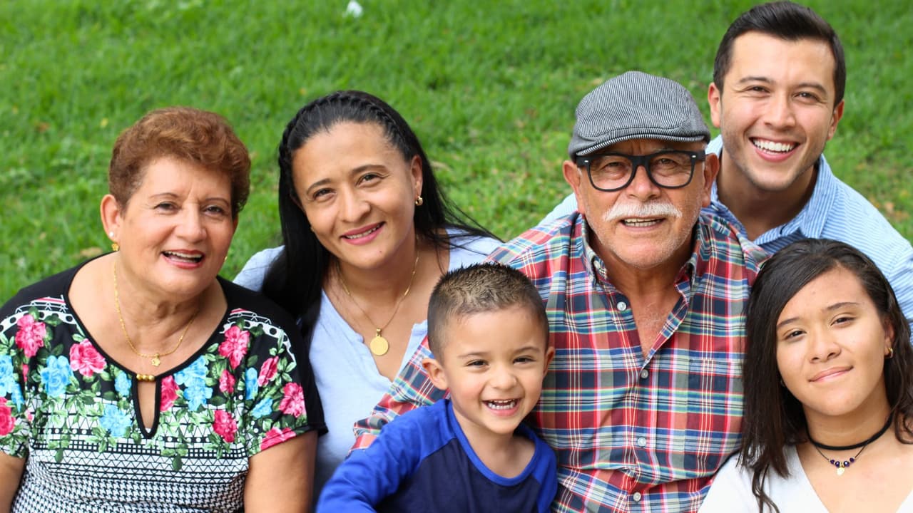 En Texas, donde la temporada de polen puede coincidir con brotes de RSV y repuntes de COVID, 
<b>estar informado no es una ventaja, es una necesidad.</b> Esta guía
<b> no sustituye a un médico</b>, pero puede ayudarte a tomar mejores decisiones en momentos de incertidumbre. 
<b>Si te ayudó, compártela. </b>Podría hacer la diferencia para otra familia que hoy también se pregunta: “¿y si no es solo una alergia?”