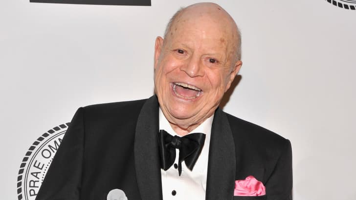 El legendario comediante 
<b>Don Rickles</b> 
<b><a href="http://www.univision.com/entretenimiento/muere-el-legendario-comediante-don-rickles">falleció el 6 de abril </a></b>en su residencia en Los Ángeles a causa de una falla en sus riñones. Tenía 90 años.