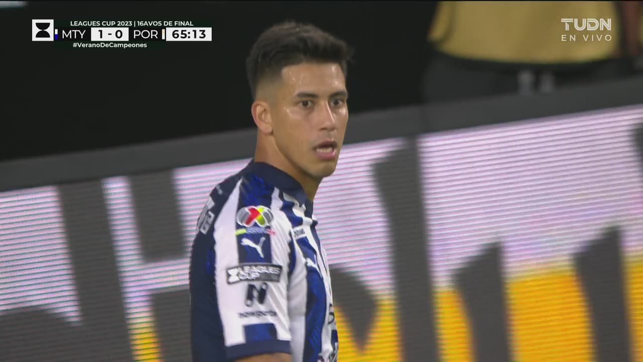 ¡Era para sentenciar el juego! El remate de Meza se estrella en el poste