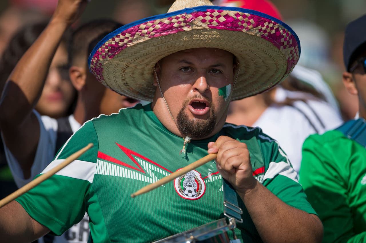 Disfraces, maquillaje, banderas, sombreros e incluso un poco de humor de parte de los aficionados mexicanos. Cuando México juega en Estados Unidos, la fiesta está asegurada.