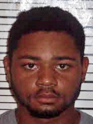 Mikail Leland Hucks, de 22 años, afronta dos cargos relacionados a la venta y producción de cocaína. 
<br>