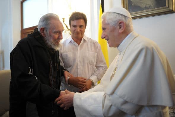 Marzo 28- El papa Benedicto XVI se reúne con Fidel Castro en el último día de su visita pastoral a Cuba, y después de oficiar una misa ante cientos de miles de personas en La Habana.