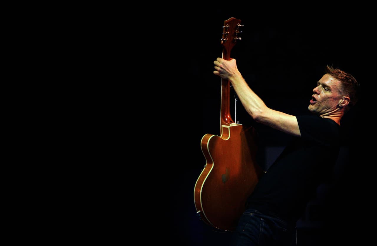 <i>Todo lo que hago, lo hago por ti</i> o 
<i> Everything I Do, I Do It For You </i>de Bryan Adams ¿Cuál prefieres?