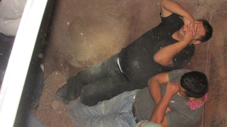 Agentes fronterizos de Texas encuentran a 14 inmigrantes escondidos dentro de un contenedor de granos