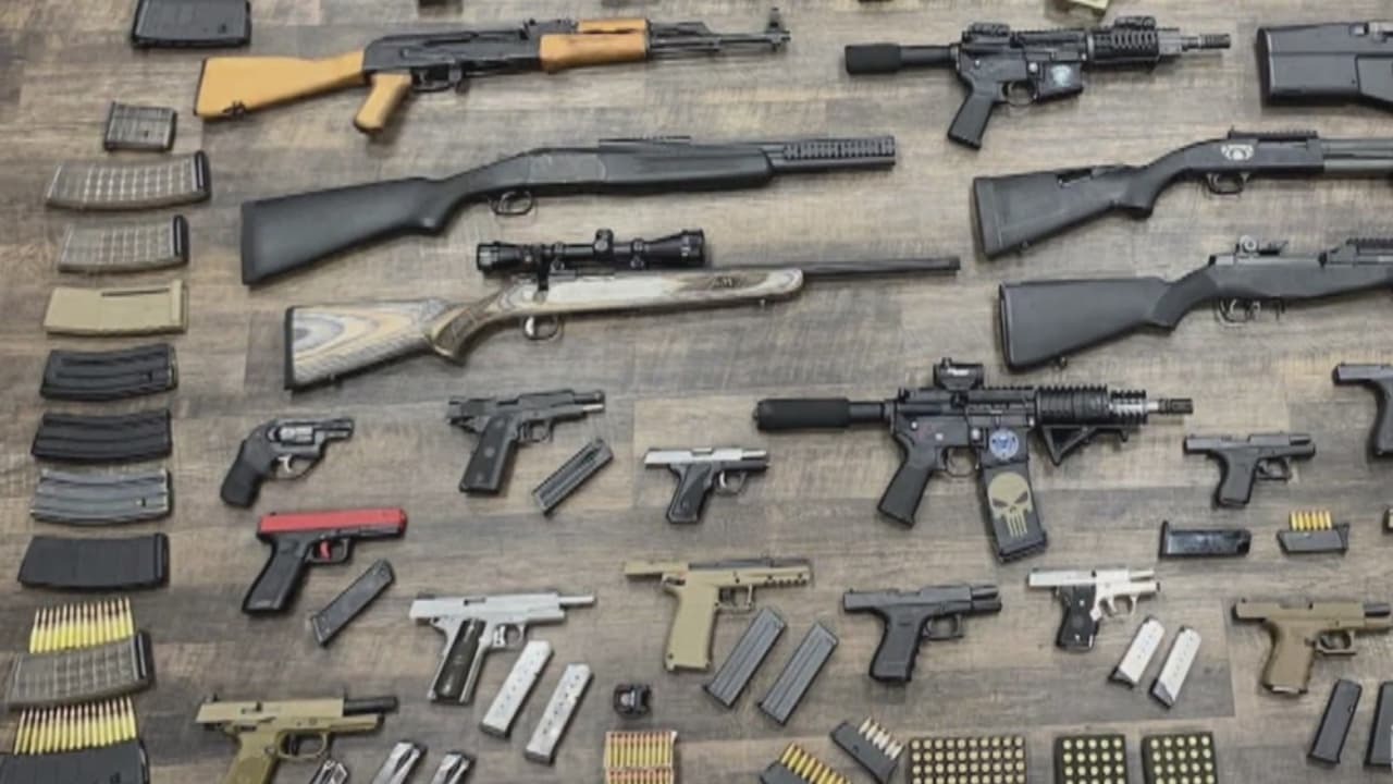Arrestan a familia por poseer un arsenal de armas y municiones en su casa de Brooklyn