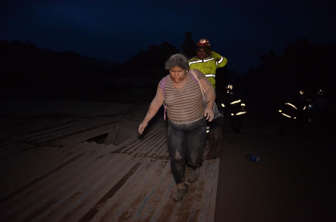 Las labores de rescate de personas debieron suspenderse por la noche debido a la falta de luz eléctrica.