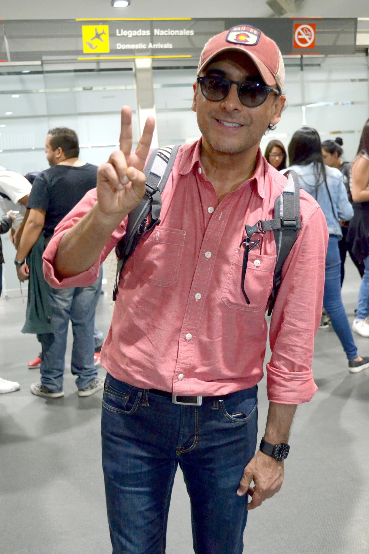 El presentador regiomontano Adal Ramones fue secuestrado en 1998 cuando ya era conocido en México por conducir el programa ‘Otro rollo’, el cual se transmitía los martes en la noche por Televisa.