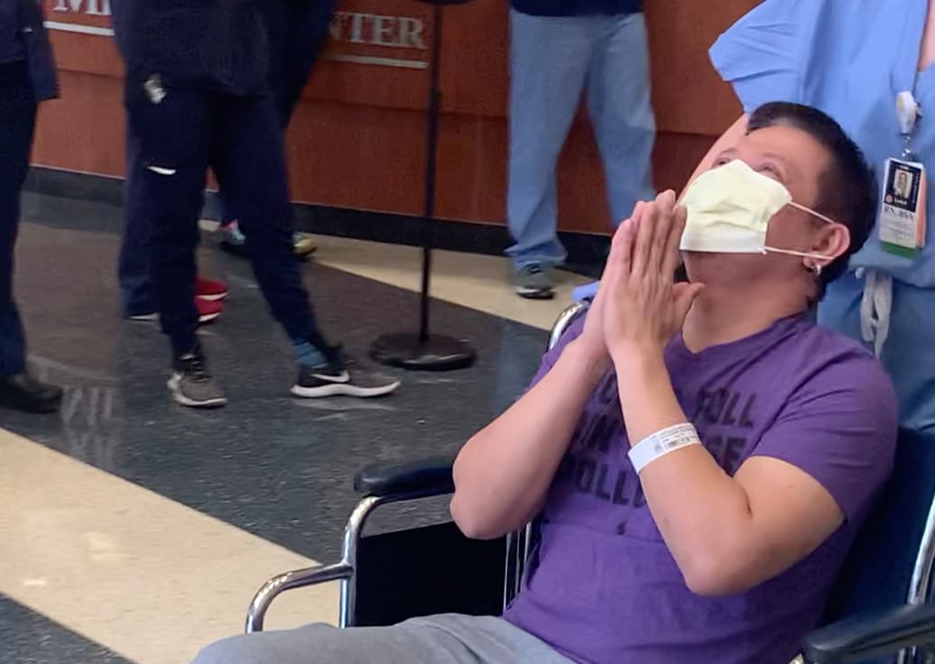 Hombre se recupera de coronavirus justo a tiempo para su cumpleaños