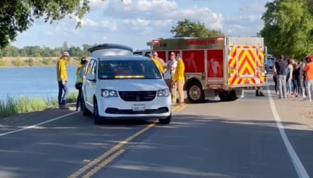 Al sitio llegar equipos de emergencia y bomberos para intentar rescatar a la persona que conducía el vehículo de color gris. Sin embargo, luego de varios intentos, el conductor fue declarado muerto en el lugar, hacia las 4:00 pm.