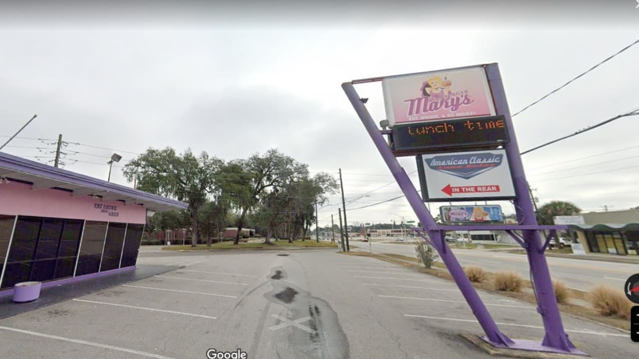 Restaurante de Orlando demanda al estado de Florida por prohibir "espectáculo para adultos"