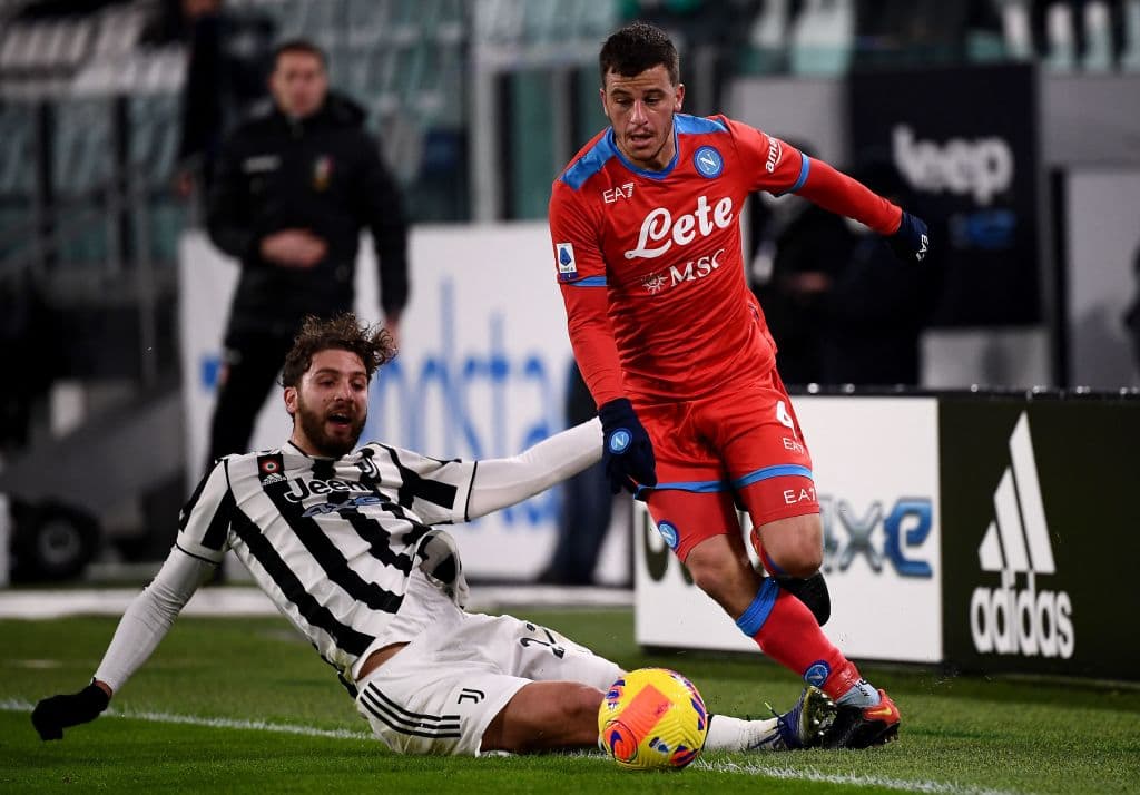 Napoli y Juventus empatan durante la Jornada 20 de la Serie A. Dries Mertens le daba la victoria a los de Spalleti a los 23' minutos, pero Federico Chiesa emparejó el encuentro al minuto 54'. El mexicano Hirving Lozano se perdió el encuentro tras dar positivo a COVID-19.