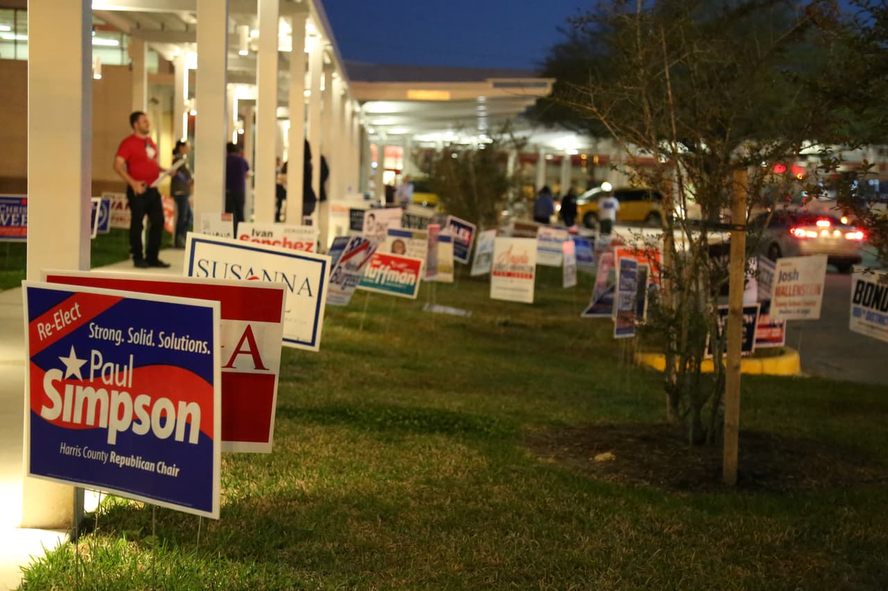 Decenas de personas seguían llegando al Metropolitan Multi-Service Center para votar, minutos antes del cierre de las urnas.